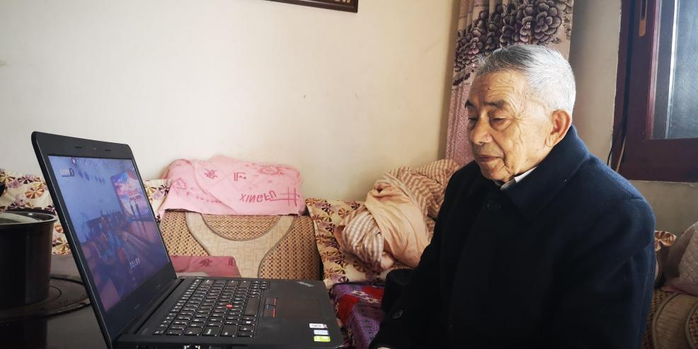 黄大发在家观看《党课开讲啦》节目。贵州组织部供图